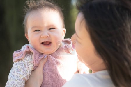 Téléchargez les photos : Pure joie comme une jeune mère asiatique coréenne joue avec amour avec sa petite fille, créant un lien durable de bonheur affectif beauté de la maternité et innocence de l'enfance - en image libre de droit