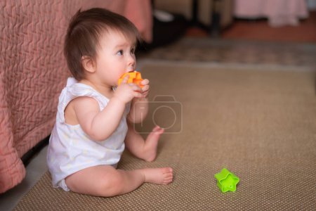 Foto de Estilo de vida casa retrato de adorable y hermosa asiática caucásica mezclado bebé jugando en el suelo con bloques de color emocionado y feliz en concepto de la infancia - Imagen libre de derechos