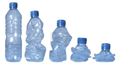 Foto de Conjunto de botella de agua plástica arrugada en varias formas, objeto aislado cortado - Imagen libre de derechos