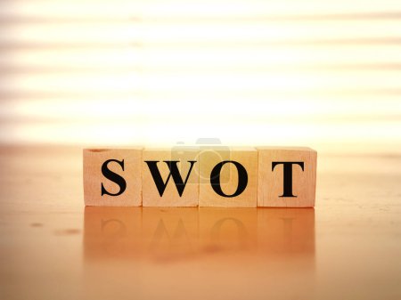 SWOT Fuerza Debilidad Oportunidad y Amenazas escritura en bloques de cubo de madera, palabra texto tipografía concepto
