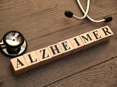 Foto de Alzheimer, tipografía de palabras de texto escrita con letra de madera, salud y concepto médico - Imagen libre de derechos
