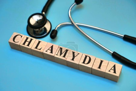 Téléchargez les photos : Chlamydia, mots-textes typographie écrite avec lettre en bois, santé et concept médical - en image libre de droit