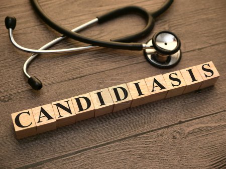 Foto de Candidiasis, texto tipografía palabras escritas con letra de madera, salud y concepto médico - Imagen libre de derechos