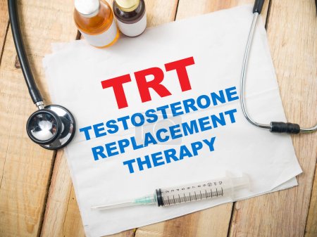 Téléchargez les photos : TRT thérapie de remplacement de testostérone, typographie de mots de texte écrite sur papier, concept médical et de santé - en image libre de droit