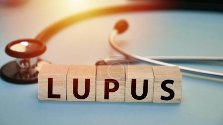 Lupus, mit Holzbuchstaben geschriebene Textworttypografie, Gesundheits- und medizinisches Konzept