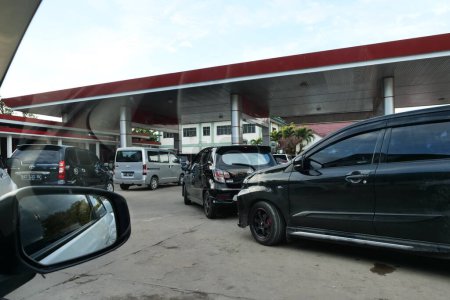 Foto de Tenggarong, Indonesia, diciembre 2023, cola de coches esperando la gasolina de pertalita en la gasolinera Pertamina - Imagen libre de derechos