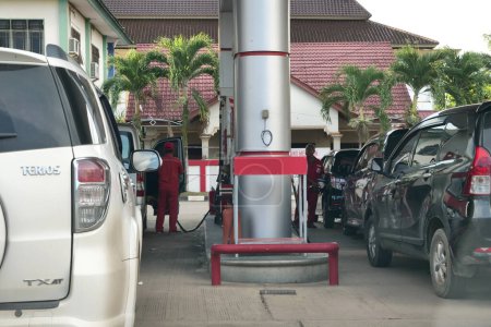Foto de Tenggarong, Indonesia, diciembre 2023, cola de coches esperando la gasolina de pertalita en la gasolinera Pertamina - Imagen libre de derechos
