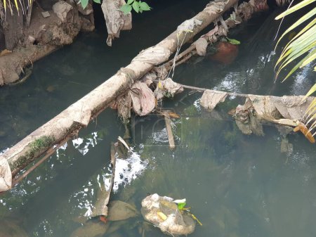 Téléchargez les photos : Égout de canal pollué sale, plein de sac en plastique, problème environnemental dans les bidonvilles - en image libre de droit