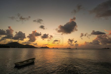 Téléchargez les photos : Coucher de soleil sur la baie de Hillsborough, île Carriacou, Grenade. Hillsborough est la plus grande ville de l'île. - en image libre de droit