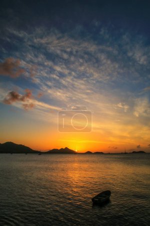 Coucher de soleil sur la baie de Hillsborough, île Carriacou, Grenade. Hillsborough est la plus grande ville de l'île.