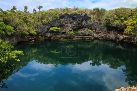 Tortugas agujero en el norte de la isla de Ouvea, Islas de Lealtad, Nueva Caledonia. Este agujero está conectado a tierra firme al mar
.