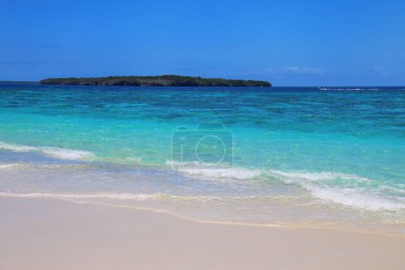 Sandstrand auf einer Insel in der Ouvea-Lagune, Treueinseln, Neukaledonien. Die Lagune wurde 2008 zum UNESCO-Weltkulturerbe erklärt.