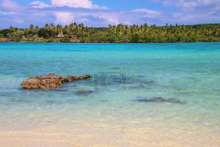 Foto de Vista de la isla de Faiava desde Ouvea, Islas de Lealtad, Nueva Caledonia. Isla Faiava tiene una superficie de tierra de solo alrededor de 50 acres
. - Imagen libre de derechos
