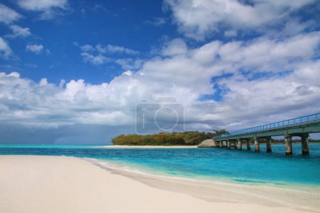 Plage de sable et pont Mouli entre Ouvea et les îles Mouli, archipel des îles Loyauté, Nouvelle-Calédonie.