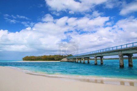 Sandstrand und Mouli-Brücke zwischen den Inseln Ouvea und Mouli, Loyalty Islands Archipel, Neukaledonien.