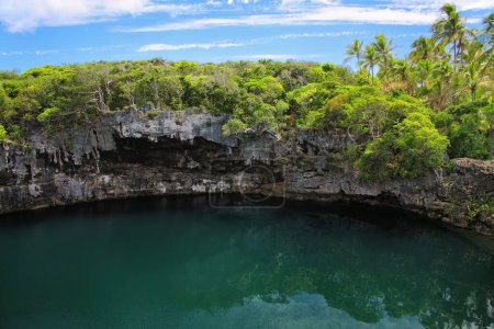 Schildkröten-Loch im Norden der Insel, Loyalitätsinseln, Neukaledonien. dieses Loch ist unterirdisch mit dem Meer verbunden.