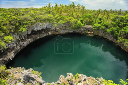 Téléchargez les photos : Tortues Trou dans le nord de l'île Ouvea, îles Loyauté, Nouvelle-Calédonie. Ce trou est relié sans terre à la mer
. - en image libre de droit