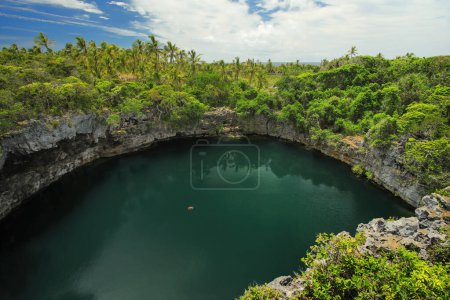 Schildkröten-Loch im Norden der Insel, Loyalitätsinseln, Neukaledonien. dieses Loch ist unterirdisch mit dem Meer verbunden.