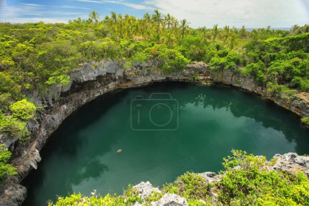 Foto de Tortugas agujero en el norte de la isla de Ouvea, Islas de Lealtad, Nueva Caledonia. Este agujero está conectado a tierra firme al mar
. - Imagen libre de derechos