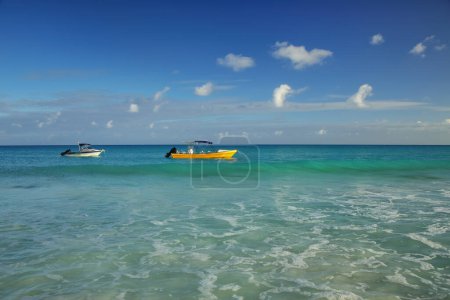 Foto de Barcos anclados en la playa de Fayaoue en la costa de la laguna de Ouvea, Islas Mouli y Ouvea, Nueva Caledonia. La laguna fue declarada Patrimonio de la Humanidad por la Unesco en 2008
. - Imagen libre de derechos