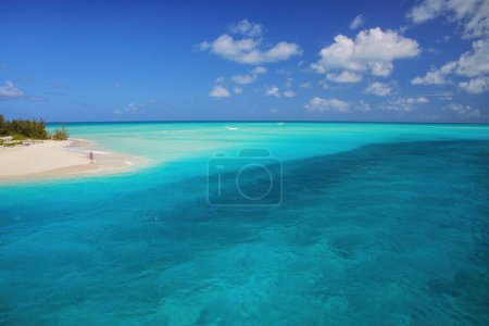 Foto de Playa de arena en la punta de la isla Mouli en la laguna de Ouvea, Islas de Lealtad, Nueva Caledonia. La laguna fue declarada Patrimonio de la Humanidad por la Unesco en 2008
. - Imagen libre de derechos