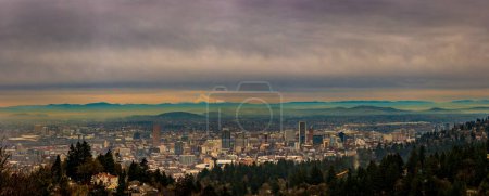Téléchargez les photos : Portland Oregon Downtown Cityscape with Mt. Hood in the background, on a gloomy day - en image libre de droit