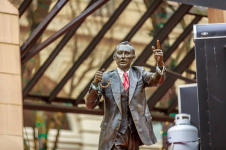 Téléchargez les photos : "The Umbrella Man" statue without umbrella, at historic Pioneer Courthouse Square, in downtown Portland, Oregon. - en image libre de droit