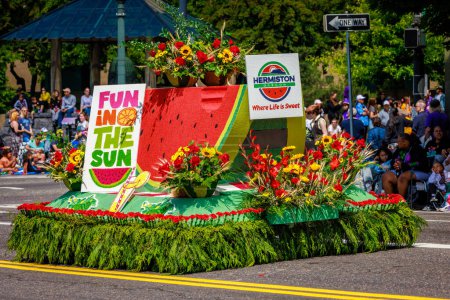 Téléchargez les photos : Portland, Oregon, États-Unis - 10 juin 2023 : Mini-flotteur de la ville d'Hermiston lors du Grand Floral Parade, lors du Portland Rose Festival 2023. - en image libre de droit