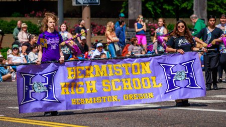 Téléchargez les photos : Portland, Oregon, États-Unis - 10 juin 2023 : Hermiston High School Marching Band in the Grand Floral Parade, during Portland Rose Festival 2023. - en image libre de droit