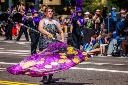 Téléchargez les photos : Portland, Oregon, États-Unis - 10 juin 2023 : Hermiston High School Marching Band in the Grand Floral Parade, during Portland Rose Festival 2023. - en image libre de droit