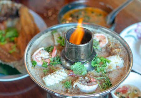 Téléchargez les photos : Oeufs pochés pot chaud nourriture thaïlandaise - en image libre de droit