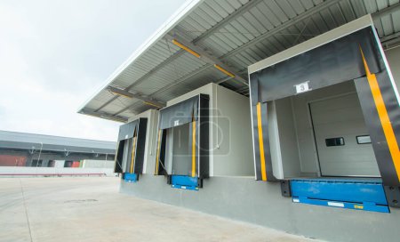 Foto de Almacenamiento de alimentos congelados almacén de refrigeración industrial con pared moderna - Imagen libre de derechos