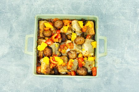 Téléchargez les photos : Merlu de poisson diététique cuit avec des champignons, orange et tomates. - en image libre de droit