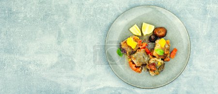 Téléchargez les photos : Poisson de merlu frit avec tomate et champignons dans l'assiette, espace pour le texte - en image libre de droit