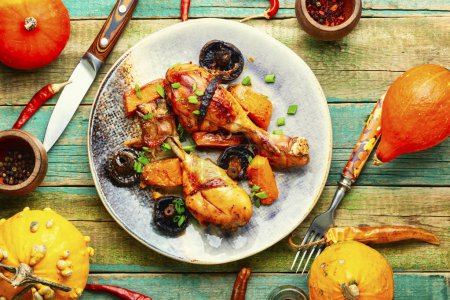 Téléchargez les photos : Viande de poulet rôtie à la recette d'automne. Jambes de poulet avec citrouille. Vue du dessus - en image libre de droit