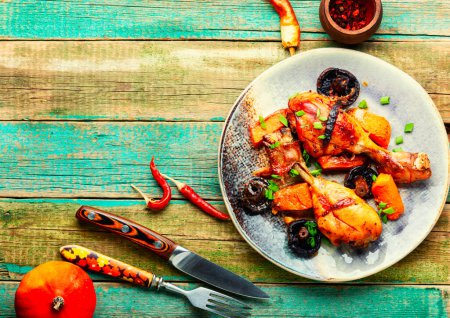 Téléchargez les photos : Bâtonnets de poulet cuits avec de la citrouille sur l'assiette. Espace de copie - en image libre de droit