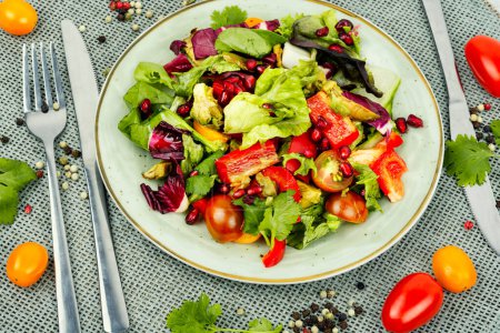 Téléchargez les photos : Salade de régime avec légumes verts, poivron et concombre. Aliments faits maison - en image libre de droit