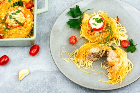 Foto de Nidos de espaguetis horneados con albóndigas y queso - Imagen libre de derechos