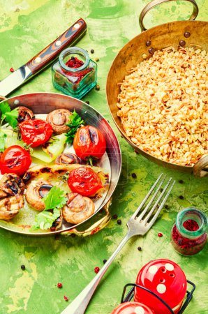 Téléchargez les photos : Tomate rôtie, poivron et déjeuner aux champignons grillés avec riz pour garnir. Nourriture orientale - en image libre de droit
