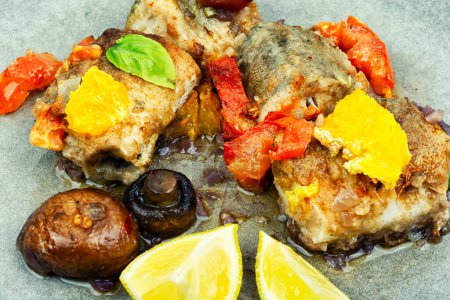Téléchargez les photos : Merlu de poisson diététique cuit avec des champignons, orange et tomates. - en image libre de droit
