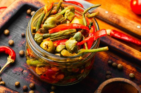 Téléchargez les photos : Légumes cuits, niébé, poivre, gombo et ragoût d'olive. Ragoût diététique, végétarisme - en image libre de droit