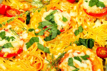 Téléchargez les photos : Nids de spaghettis farcis aux boulettes de viande et au fromage - en image libre de droit