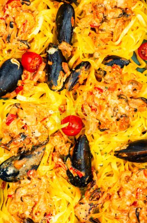 Téléchargez les photos : Pâtes spaghetti tagliatelles aux fruits de mer. Cuisiner des aliments méditerranéens - en image libre de droit
