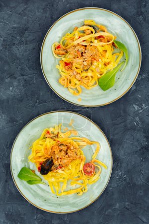 Téléchargez les photos : Pâtes italiennes à la sauce aux fruits de mer. Cuisine méditerranéenne - en image libre de droit