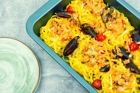 Téléchargez les photos : Spaghettis de pâtes aux fruits de mer. Cuisiner des aliments méditerranéens - en image libre de droit