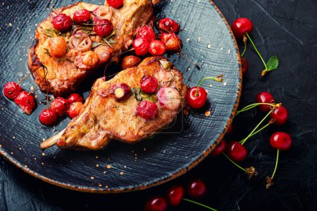 Téléchargez les photos : Grilled meat with cherry sauce on plate, rib roast - en image libre de droit