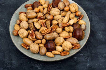 Foto de Walnut, chestnut, almond and hazelnut on the table.Healthy vegetarian snacks - Imagen libre de derechos