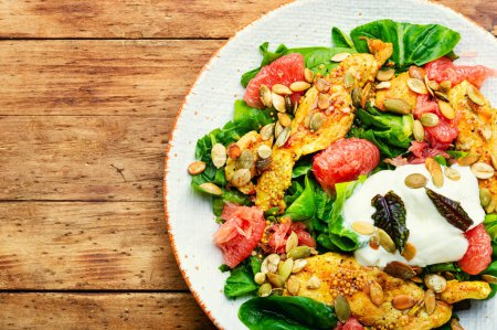 Foto de Appetizing salad with chicken meat, greens and citrus fruits. Ketogenic diet. - Imagen libre de derechos