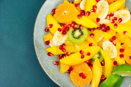 Téléchargez les photos : Vitamin fresh salad of mango, citrus, banana and berries. Healthy diet. - en image libre de droit