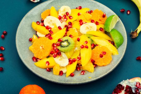 Téléchargez les photos : Vitamin fresh salad of mango, citrus, banana and berries. Healthy diet. - en image libre de droit